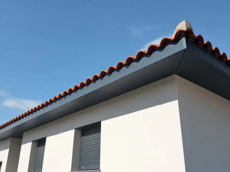 installation de rive de toit pvc sur toiture entre Libourne et Bordeaux